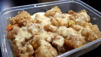 Eatlah punya sajian serba telur asin enak. Mulai dari potongan daging ayam berbalut tepung renyah dan juga ikan dori tepung yang disiram saus telur asin. Enak disantap hangat-hangat! Foto: dok. DetikFood