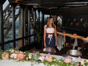 Adu Gaya Melania Trump dan Brigitte Macron Saat Double Date di Eiffel