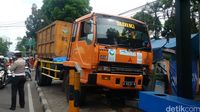 Truk Sampah Seruduk Gerobak di Jalan Surapati Bandung