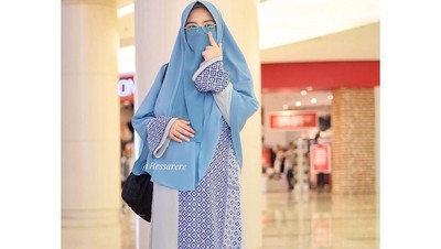 Foto: 10 Gaya Hijab Colorful Aktris Ressa Rere yang Bercadar