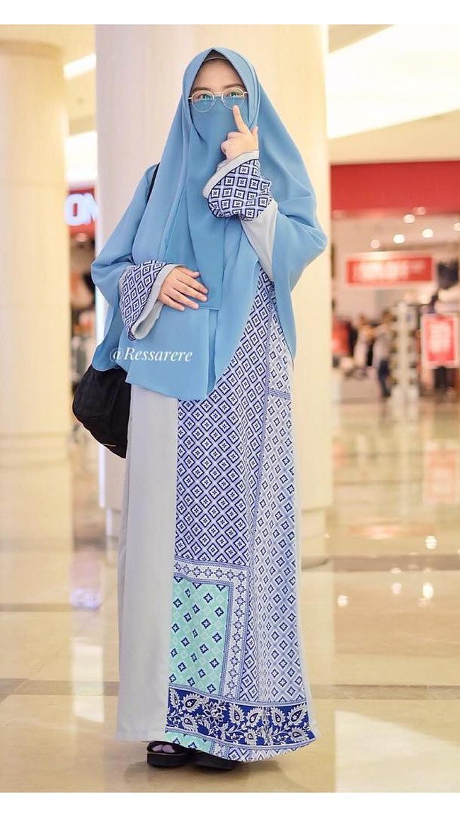 Gaya hijab Ressa Rere dengan cadar kali ini cocok dipakai hangout atau pesta pernikahan. Jangan takut untuk menggunakan busana yang kekinian seperti berpotongan lengan terompet agar terlihat lebih modis dan modern. Foto: Dok. Instagram @ressarere