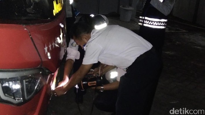 DLLAJ Cek Kondisi Rem Kendaraan yang Kecelakaan di Probolinggo