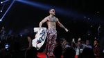 Mayweather Lempar Dolar ke Muka McGregor