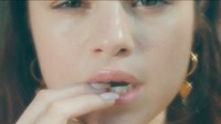 Pada klip tersebut hanya memperlihatkan sebagian wajah Selena Gomez. Foto: Youtube