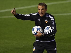 Phil Neville Resmi Latih Klub Milik David Beckham