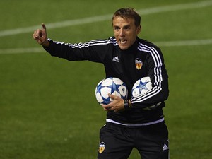 Phil Neville Resmi Latih Klub Milik David Beckham