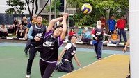 Baru semalam, sekitar pukul 23.00 WIB meninggalkan ruang rapat Badan Anggaran, Gedung DewanPerwakiilan Rakyat (DPR), pagi tadi SriMulyani sudah hadir di lapangan yang terletak di Kantor Kementerian Keuangan. Istimewa/Facebook/Sri Mulyani Indrawati.