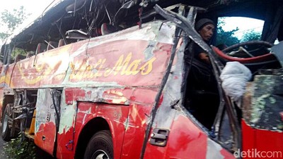 Bus vs Truk di Probolinggo Tewaskan 10 Orang