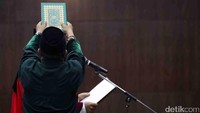 Arief Hidayat mengucapkan sumpah.