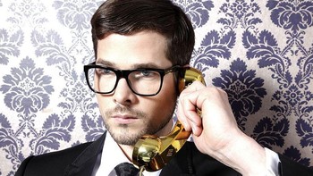 Headset berbentuk telepon jadul. Kamu yakin mau membawanya ke mana-mana? Foto: internet