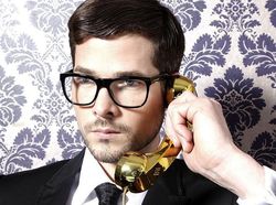 10 Aksesori Ponsel yang Unik tapi Tak Berguna