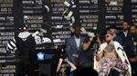 Mayweather Lempar Dolar ke Muka McGregor