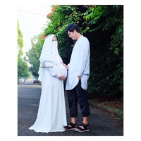 Kompak dengan suami ala Ressa Rere dalam balutan busana bernuansa putih. Tambahan flower crown memberikan sentuhan yang girly. Foto: Dok. Instagram @ressarere