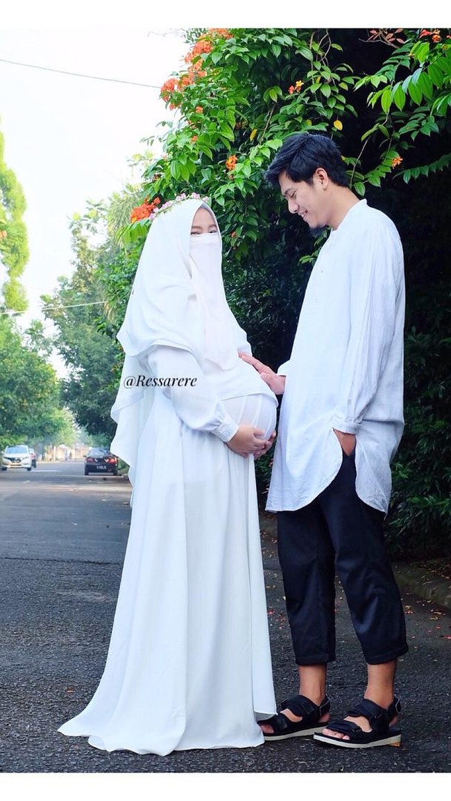 Kompak dengan suami ala Ressa Rere dalam balutan busana bernuansa putih. Tambahan flower crown memberikan sentuhan yang girly. Foto: Dok. Instagram @ressarere