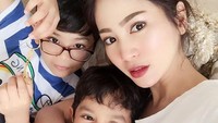 Posenya bersama dua anaknya tersebut. (Dok. Instagram/bungazainal05)