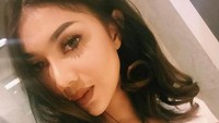Szheilla Rose ia biasa disapa. Lewat akun gosip, Path Szheilla terlacak dan ia berani men-screenshoot log panggilan telepon antara dirinya dengan David. Bahkan dalam kontaknya, David diberi emot love. Foto: Instagram/Szhee Rose