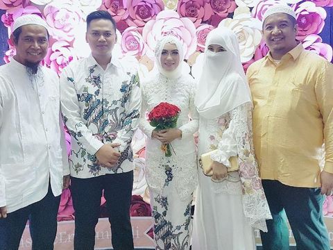 Diana Nurliana memakai niqab. 