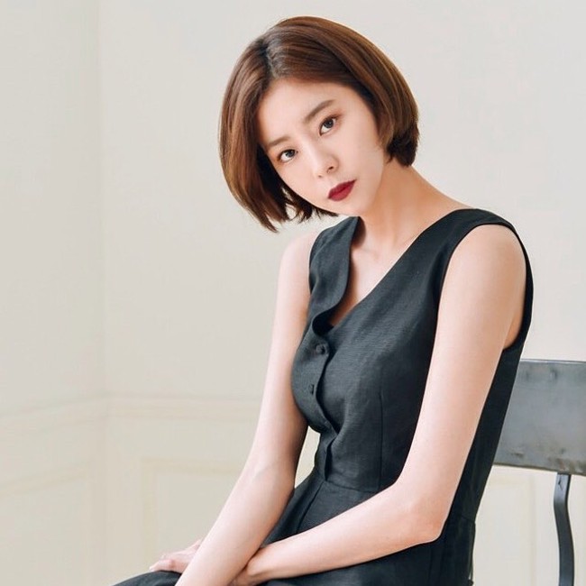 UEE mejalani pola diet 1000kcal diet. Dia boleh makan apa saja yang dimau selama tidak melebihi 1000 kalori sehari. Normalnya, wanita dewasa perlu 1.500 - 1.800 kalori sehari. Foto: UEE/Instagram