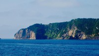 Yang ini bisa dibilang destinasi keramat, The Sacred Island of Okinoshima di Jepang. Okinoshima merupakan pulau terkecil di barat daya Jepang. Keramat, perempuan dilarang menginjakkan kaki di tanah ini (Thinkstock)