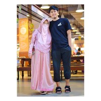 Gaya Ressa Rere kali ini lebih terlihat feminin dalam balutan hijab pink. Cadar warna serupa juga dikenakan wanita berusia 25 tahun ini agar tetap terlihat senada dan tak mencolok. Foto: Dok. Instagram @ressarere