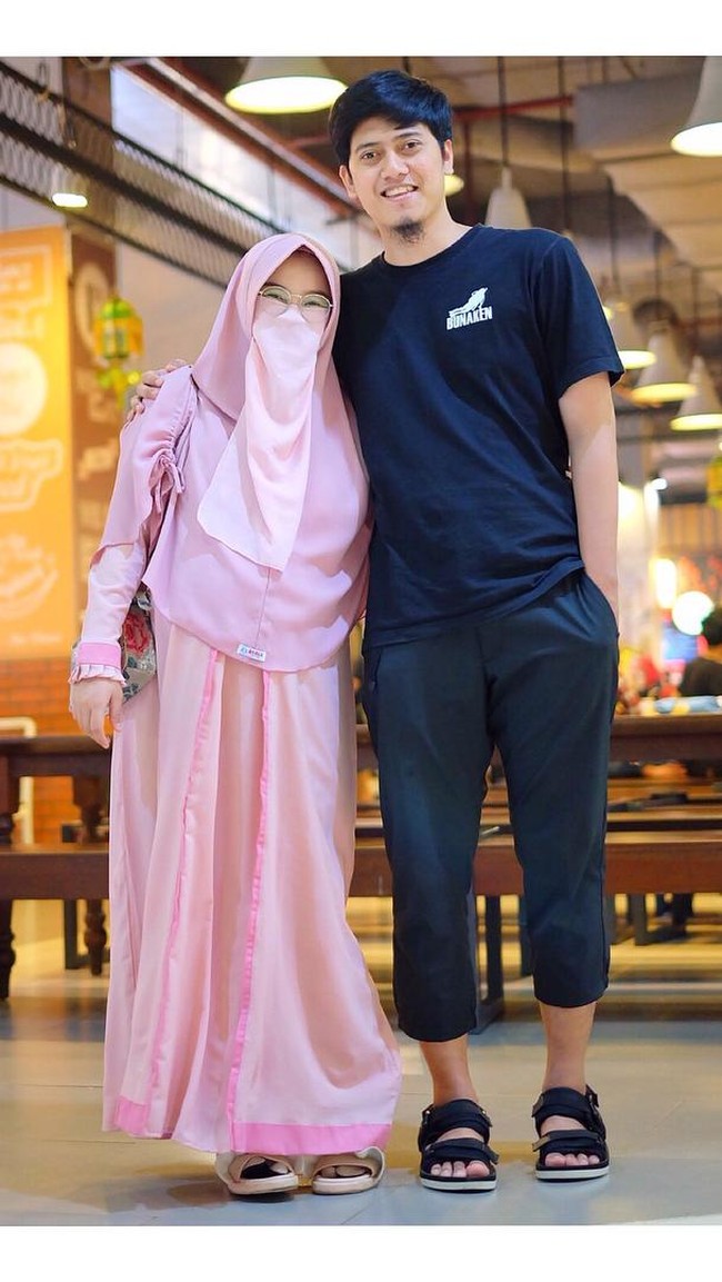 Gaya Ressa Rere kali ini lebih terlihat feminin dalam balutan hijab pink. Cadar warna serupa juga dikenakan wanita berusia 25 tahun ini agar tetap terlihat senada dan tak mencolok. Foto: Dok. Instagram @ressarere