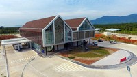 Pos Lintas Batas Negara (PLBN) Nanga Badau di Kabupaten Kapuas, Kalimantan Barat telah dipugar menjadi megah dan cantik. PLBN Indonesia-Malaysia ini berdiri di atas lahan seluas 8,8 hektar dengan total luas bangunan 7.619 meter persegi, biaya pembangunan senilai Rp 153 miliar. Pool/Dok. PUPR.