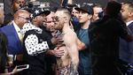 Mayweather Lempar Dolar ke Muka McGregor