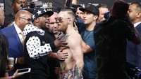 Sama seperti dua hari sebelumnya, umpatan dan saling ejek terlontar dari mulut Mayweather dan McGregor. Namun ada satu aksi yang dinilai kelewat batas. Semua bermula saat McGregor melontarkan bantahan bahwa dirinya rasis, saat membela diri dia malah membuat kondisi tambah buruk. Noah K. Murray-USA TODAY Sports.