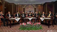 Dalam rapat 3,5 jam itu, masing-masing hakim konstitusi memberikan suara dan pendapatnya. Baik kritik, saran dan masukan terkait kinerja MK ke belakang dan ke depan.