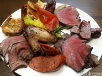 Di Sini Bisa Nonstop Makan BBQ Daging Gaya Brasil