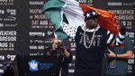 Mayweather Lempar Dolar ke Muka McGregor