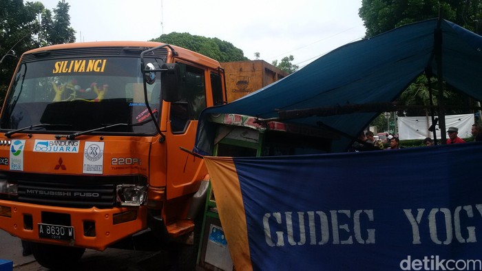 Truk Sampah Tabrak Gerobak di Jalan Surapati Bandung