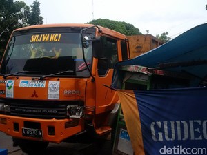 Truk Sampah Tabrak Gerobak di Jalan Surapati Bandung