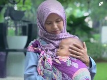 Salat Sambil Menggendong Anak, Bolehkah?