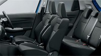 Di bagian interior, Swift Hybrid hadir dengan aksen biru di tuas transmisi, layar khusus untuk hybrid dengan grafis distribusi daya serta terdapat paddle shift. Mobil ini juga dibekali Dual Camera Brake Support. Foto: Dok. Suzuki