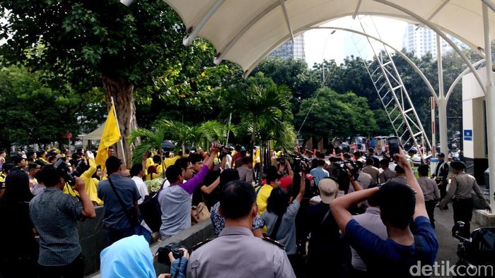 Usai Diperiksa, Novanto Diteriaki Mahasiswa UI: Tolak Hak Angket!