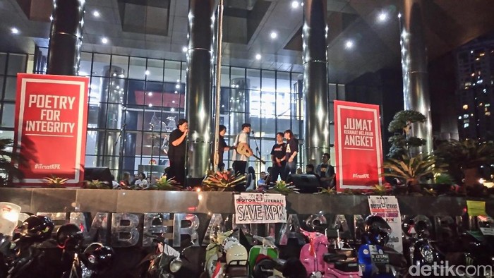 Orasi di Poetry for Integrity, Tsamara Sindir DPR