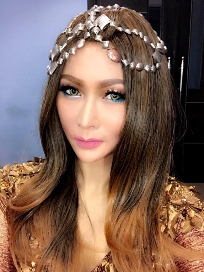 Inul Daratista bergaya bak princess dengan rambut cokelat ombre. Foto: Dok. Instagram/@inul.d