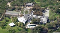 Rumah Michael Dell. Bos dari merk komputer Dell ini menempati rumah di Austin Texas. Dia membangun rumah ini pada 1997 dengan luas 33.000 kaki. Orang sekitar menyebut rumah ini adalah kastil yang memiliki keamanan tingkat tinggi. Pool/Forbes.