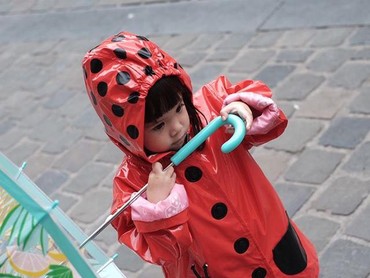 Siapa ya Anak Kecil Lucu Bergaya Ala Ladybug Ini?