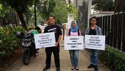 Koalisi Pejalan Kaki melakukan aksi untuk mengedukasi masyarakat agar tidak berdagang dan melintas dengan motor di trotoar.