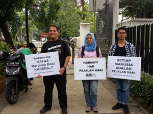 Trotoar Dipakai Berdagang dan Parkir, Masyarakat Jadi Susah Jalan Kaki
