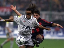 Edgar Davids cuma semusim memperkuat AC Milan dan tak meraih apapun di sana. Kepindahan ke Juventus menjadikan dia salah satu gelandang terbaik yang bermain di Italia pada medio 1990 sampai 2000-an. Ada lima gelar juara dia raih bersama Juventus (1997-2004) (AFP PHOTO / GABRIEL BOUYS)