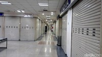 Ada banyak sekali toko-toko yang tutup di sana, puluhan atau mungkin juga ratusan.
