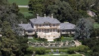 Rumah Oprah Winfrey. Salah satu wanita terkaya di dunia ini memiliki rumah di Montecito, Calif. Dia membeli rumah ini seharga US$ 50 juta pada 2001. Rumah ini berdiri di atas lahan 23.000 kaki dengan bergaya Georgian style. Oprah menyebut rumah ini Promised Land. Bagi tamu yang ingin berkunjung harus melewati pemeriksaan ketat. Pool/Forbes.