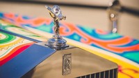 Kala itu, mobil Rolls-Royce Phantom V ini masih berwarna hitam. Namun pada 1967, Lennon menggandeng modifikator JP Fallon, untuk mengubah tampilan mobilnya. Foto: Pool (cnet)