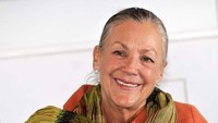 Alice Walton. Berbeda dengan Liliane, Alice tampak sederhana menggunakan blazer putih bermotif garis vertikal. Rambutnya digerai dan ia menggunakan kaca mata bulat yang menambah kesan smart. Ia merupakan anak perempuan dari Sam Walton, yakni pendiri Walmart. Alice memiliki kekayaan sekitar US$ 38 miliar atau sekitar Rp 509,2 triliun. Pool/Forbes.