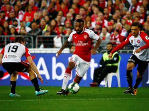 Lacazette Diremehkan, Koscielny Membela