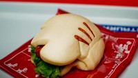 Burger dengan bentuk sarung tangan mickey bisa jadi sajian makan siang yang mengenyangkan di Tokyo Disneysea. (Foto: Istimewa)