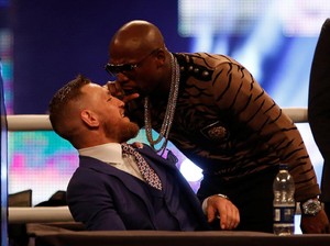 Mobil Mayweather Dikepung Fans McGregor di London